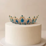 coroniță aurie cu perle albastre pentru tort festiv